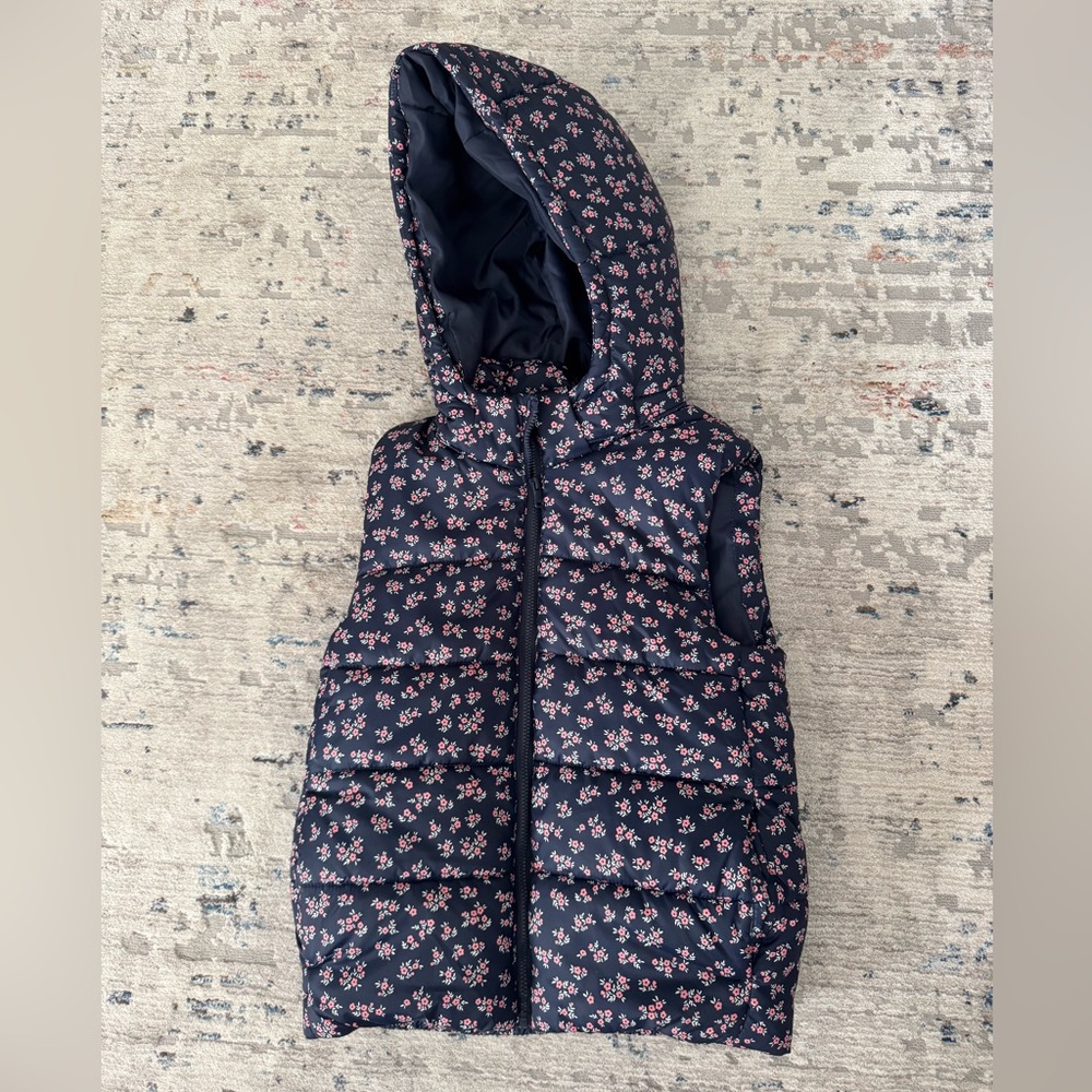 H&M Girls Flower Puffer Vest 
Size: 6X/7